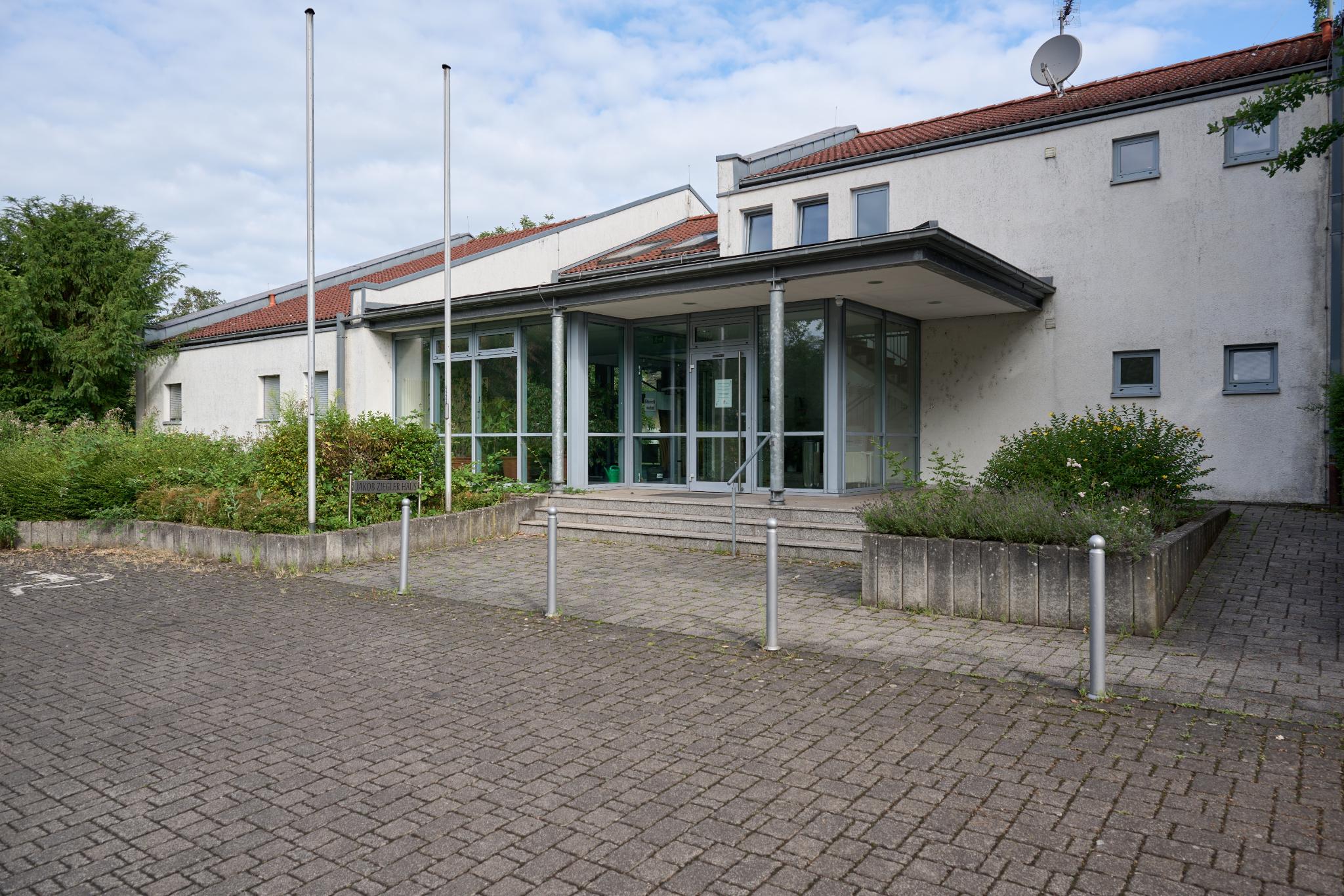 Jakob-Ziegler-Haus Eingang mit barrierefreiem Eingang