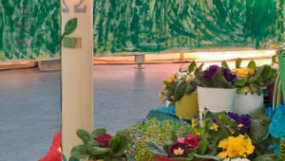 Osterkerze und Blumen