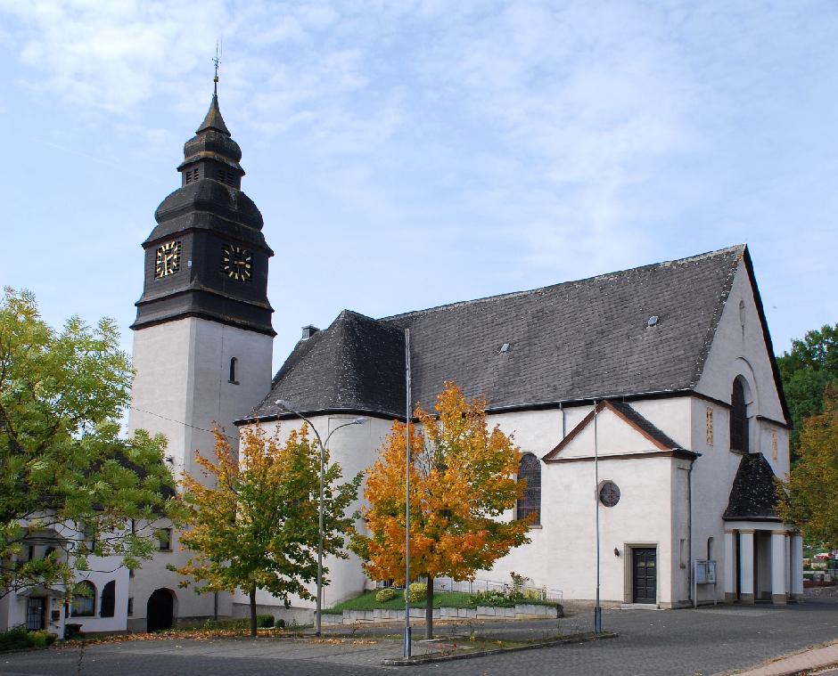 Außenansicht der Kirche St. Johannes der Täufer in Piesbach