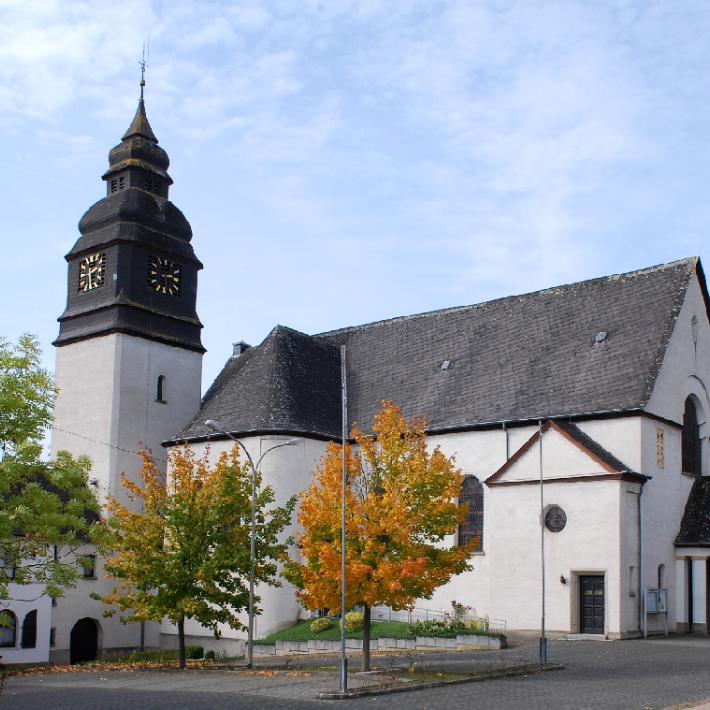 Außenansicht der Kirche St. Johannes der Täufer in Piesbach