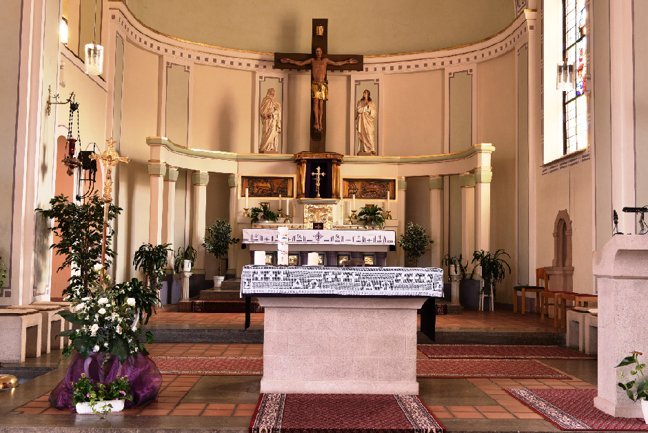 Altarraum der Kirche St. Johannes der Täufer in Piesbach