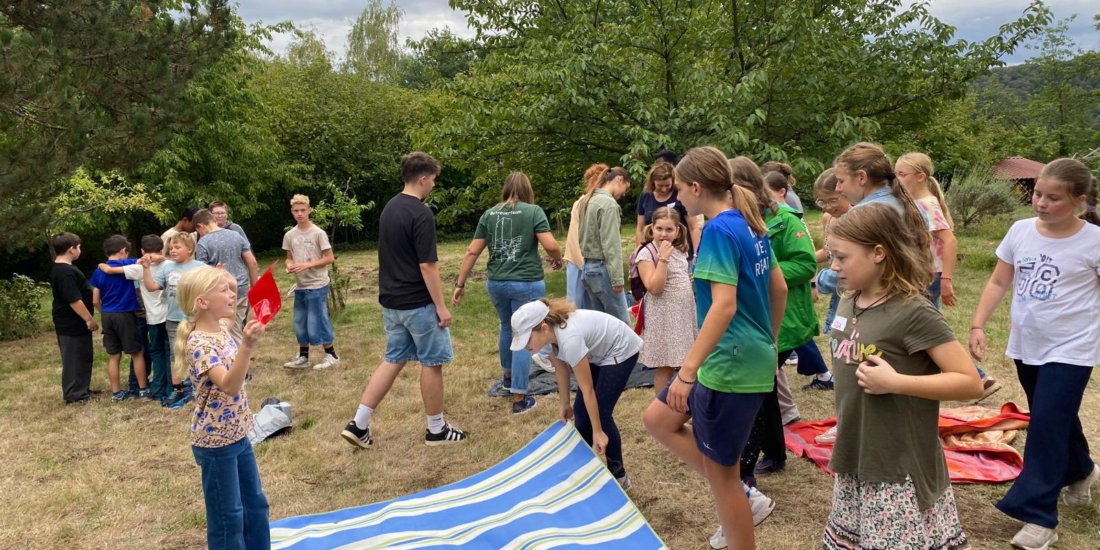 Kinder spielen ein Spiel auf einer Wiese