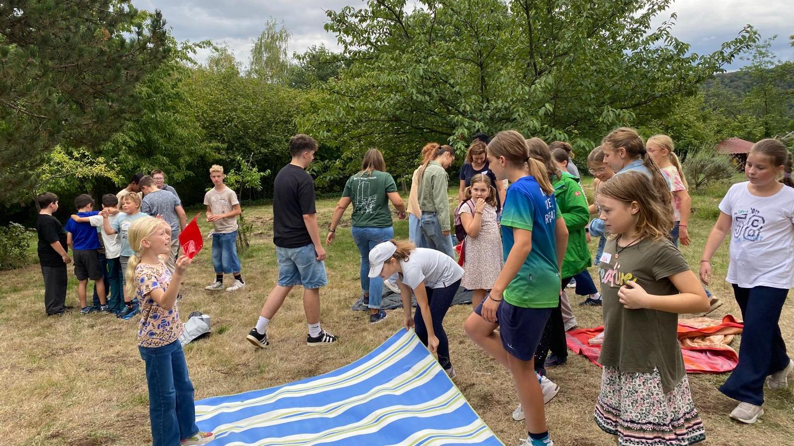 Kinder spielen ein Spiel auf einer Wiese