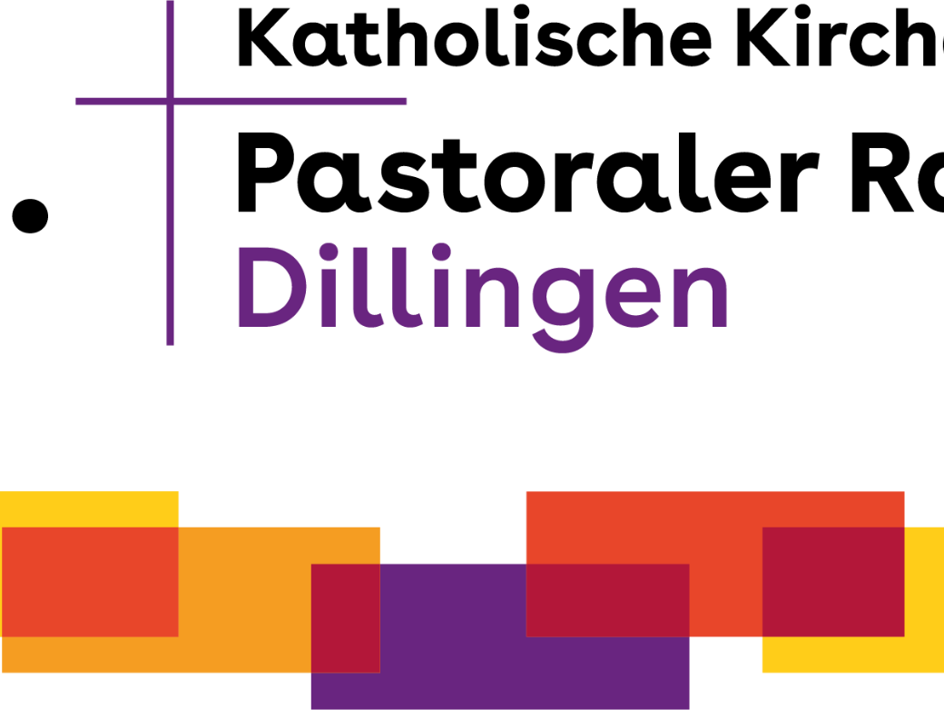 Das Logo des Pastoralen Raum Dillingen ist ein Kachelweg in den Farben Gelb, Orange, Lila, Magenta und Rot und darüber der Slogan Da sein sowie einem Lila Kreuz mit dem Hinweis katholische Kirche