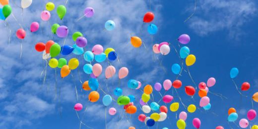 Luftballons am Himmel