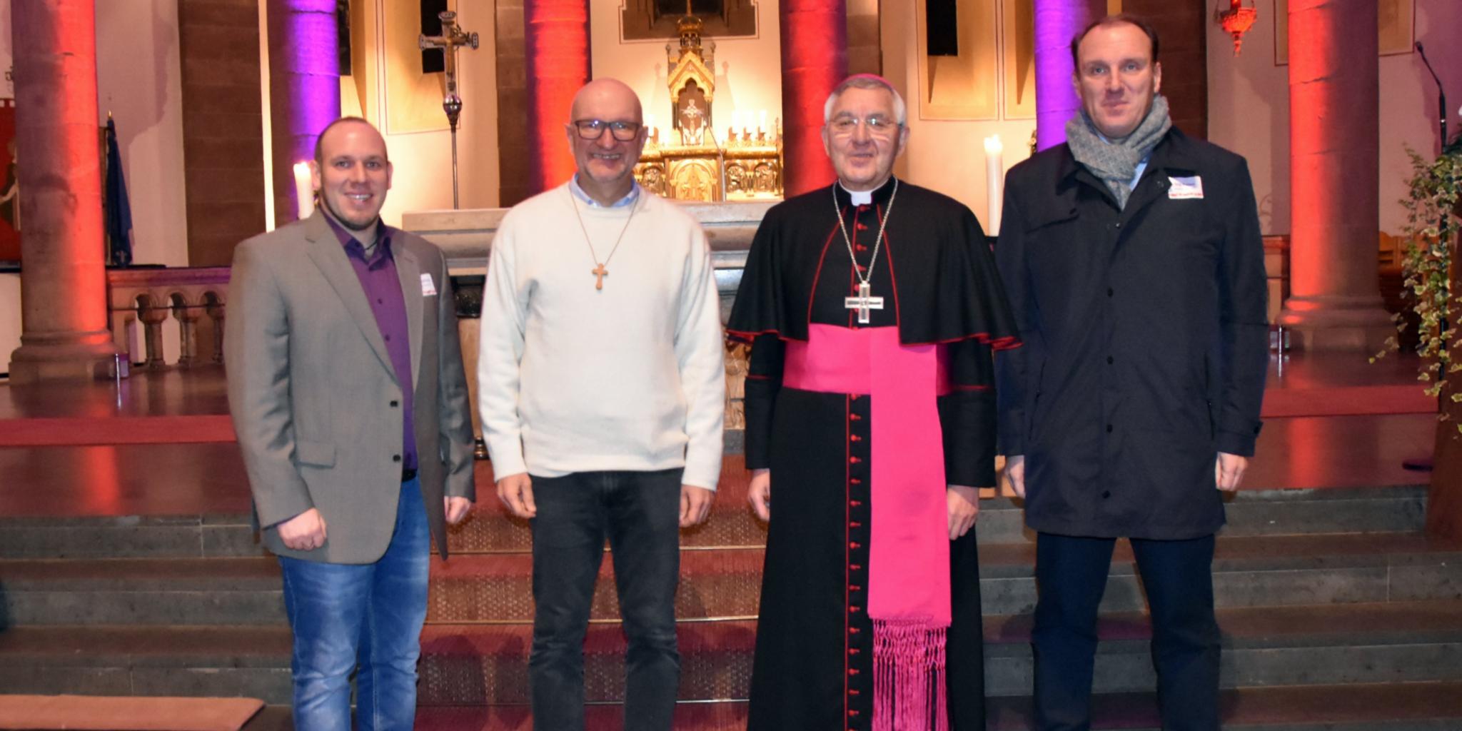 Leitungsteam Pastoraler Raum Dillingen mit Weihbischof em. Gebert - von links nach rechts Simon Hoffmann, Dekan Olaf Harig WB Gebert und Jörg Sonnet