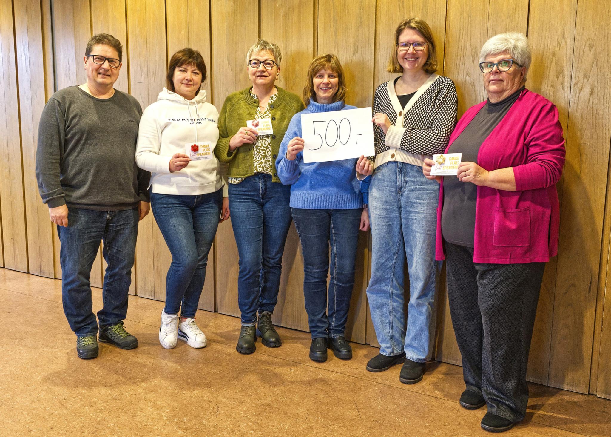 Eva Ewen und Andrea Kammer (3. u. 4. v.l., beide kfd Erbringen/Hargarten) übergeben ihre Spende an das Orga-Team