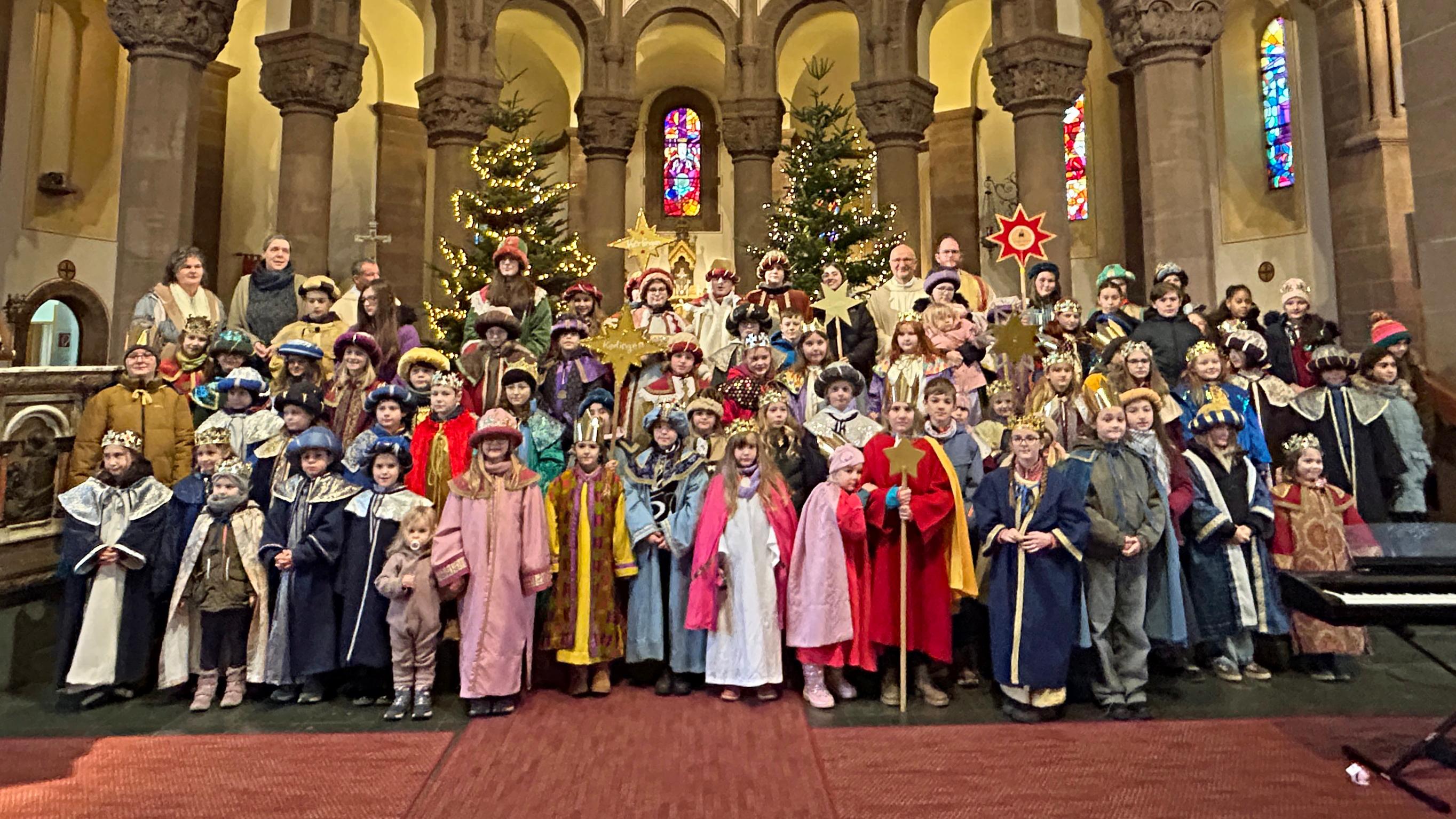 120 Sternsingerinnen und Sternsinger kamen zum Aussendungsgottesdienst nach Dillingen.