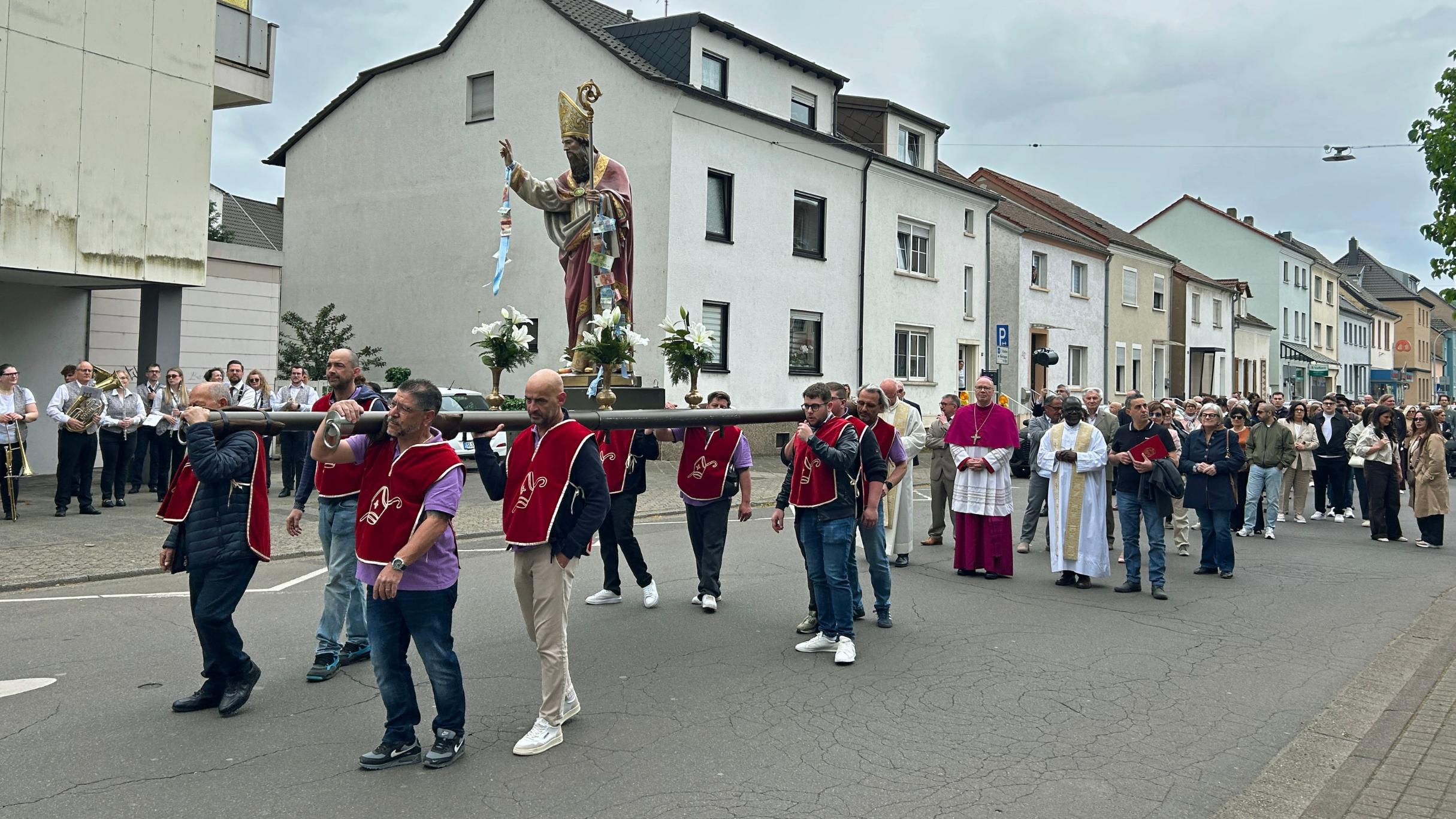 Bischof Stephan Ackermann begleitete die 35. San Paolino-Prozession in Dillingen.